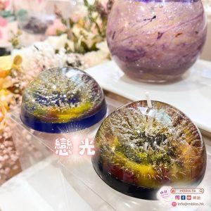 戀一香薰蠟燭系列帶出溫暖心靈的概念，精緻的造型配搭不同的香薰精油，無論用作居家擺設或享受點燃後的香氣圍繞，絕對能迎合大家的喜好，得到放鬆寫意的悠閒時光。在忙碌的生活中，點燃這溫暖浪漫的燭光陪伴左右，就能讓你視覺、嗅覺得到多重享受，又可美化家居，提升生活品味！試試戀一系列，為你帶來平靜放鬆的時刻💖